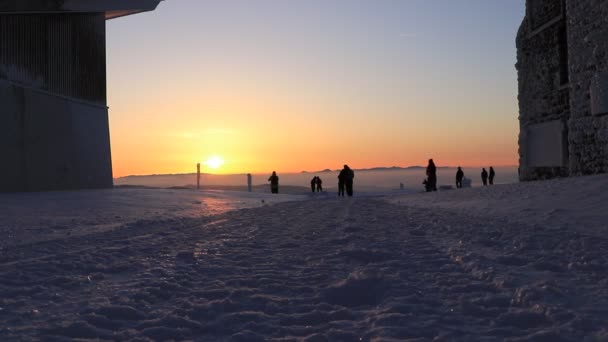 Gipfel Des Berges Voll Von Menschen Die Den Sonnenaufgang Auf — Stockvideo