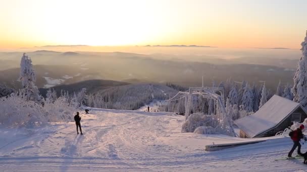 Lysa Hora Beskydy Czech Republic 2020年2月8日 人々はベスキディのLysa Horaで上下しています 日の出のスキー登山 屋外でのアクティブなライフスタイル — ストック動画