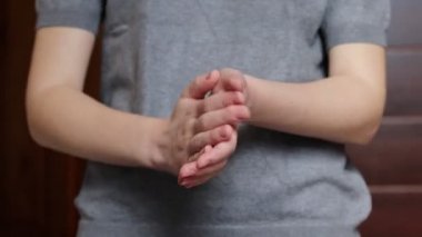 Hijyenist bize antibakteriyel kremin nasıl kullanıldığını ve her köşede nasıl düzgünce kullanılacağını gösteriyor. Doktor ellerini yıkar ve antibakteriyel krem kullanır. Koronavirüse karşı savunma. Hastalığa yakalanmak. Bakteriden kurtul. Salgın. Panik