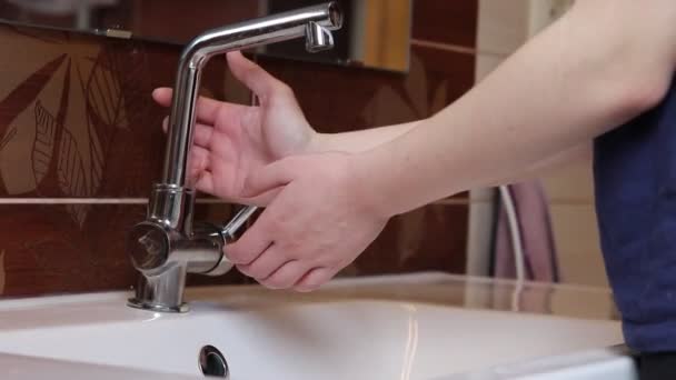 女性は私達にあなたの手を正しく洗う方法を示す 特別な衛生学者は 細菌や汚れに対する適切な手洗いを表します Covid 19の危険なパンデミック コロナウイルスに対する防御 手を洗って — ストック動画