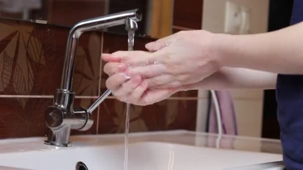 女人告诉我们如何正确洗手 特别卫生学家代表了对细菌和泥土的适当洗手 Covid 19的危险大流行病 对考罗那病毒的防御 洗手呀 — 图库视频影像