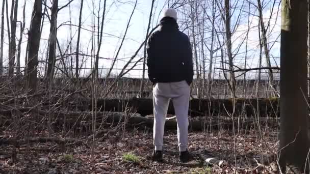 Genç Ayaklarını Havaya Kaldırarak Güzel Bir Sıçrama Yaptı Orman Yolunda — Stok video
