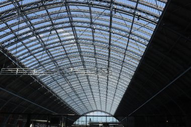 Londra 'daki tren istasyonunun çatısı harika. Çatının bir kısmı cam, bir kısmı da karanlıkta saklı. Gezginler geceleri gökyüzünü ve yıldızları görebilir. Teknik mükemmellik..
