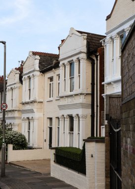 Zengin İngilizler için tipik evler. Londra Wimbledon 'un ünlü kısmının yakınlarında su götürmez bir sokak. Büyük Britanya 'daki eski moda mimari. Kalabalık evler. Varlıklı insanlar için aile evleri.