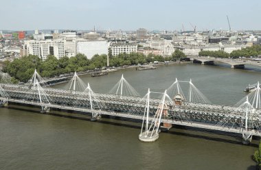 Charing 'i Waterloo istasyonuna bağlayan tren yolu köprüsü. Londra 'nın Lameth bölgesindeki Thames nehri üzerinde modern bir köprü. Londra 'nın manzarası. Bu kadar baskın olan inanılmaz bir şehir..