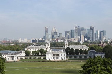 Minnettar cam top olduğundan daha büyük görünüyor. Londra 'nın ünlü iş yeri Kanarya Rıhtımı' na bakın. Thames nehri ve gökdelenler. Büyük Britanya egemenleri. Modern şehir kavramı