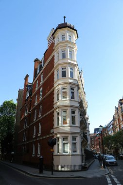 Londra 'nın Knightsbridge bölgesindeki tarihi köşe evi. Kırmızı-beyaz bina önemli röportajlar için hizmet veriyor. İngiliz krallığının tipik mimarisi. Ulusal hafıza kavramı.