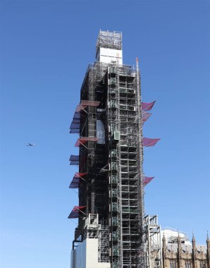 Büyük Ben 'in detayları, Westminster Sarayı' nın bir kısmı, yeniden inşa ediliyor. Turistler Londra 'nın bu görkemli simgesini beklemeli. Kule inşaat halinde. Zorunlu yenileme.