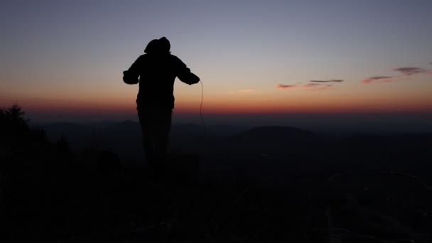 Joven Tratando Aprender Nuevas Habilidades Durante Puesta Del Sol Montaña — Vídeo de stock