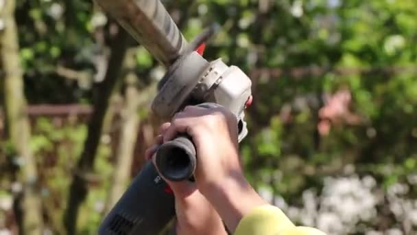 Zomerwerker Schoon Oppervlak Met Slijpmachine Revitalisatie Van Een Metalen Structuur — Stockvideo