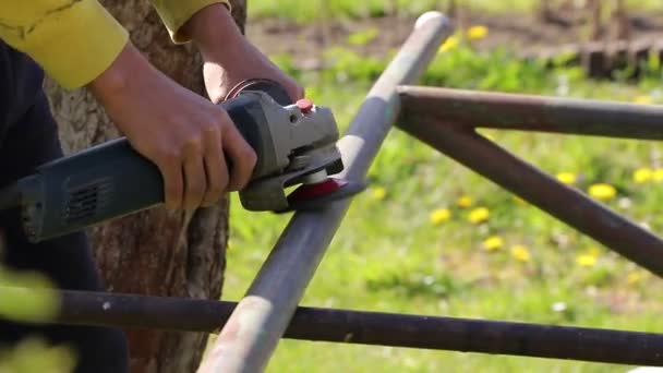 Operativo Tratando Deshacerse Óxido Una Varilla Metal Utilizando Una Amoladora — Vídeo de stock