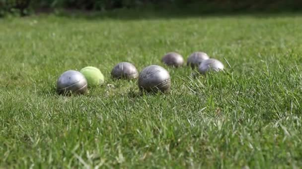 Spannendes Und Nervenaufreibendes Spiel Namens Petanque Fast Metallkugeln Sind Holzkugeln — Stockvideo