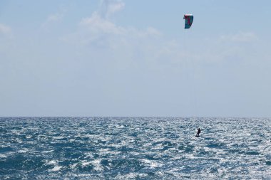 Kiteboard, sörf, snowboard, rüzgar sörfü, yamaç paraşütü, kaykay ve bir ekstrem spora yelken açmanın yönlerini birleştiren bir aksiyon sporudur. Akdeniz 'de Kiteboardçu.
