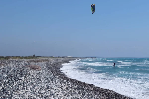 Kiteboarder Puxado Através Água Por Kite Poder Perto Costa Céu — Fotografia de Stock