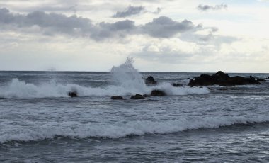 Akdeniz sularının kirliliğine karşı isyan ediyor ve kıyılara dev dalgalar salıyor, kayaları ve kayalıkları tahrip ediyor ve insanların yüzmesini engelliyor. Çarpışma, büyük bir sıçrama..