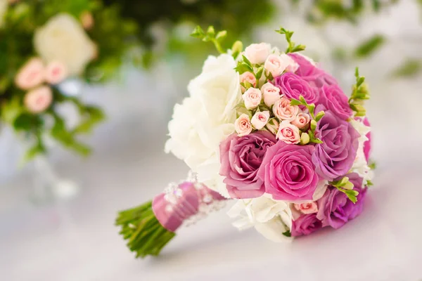 Piękny ślub bukiet róże białe i różowe, Hortensja biała — Zdjęcie stockowe