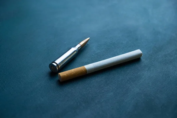 吸烟会缩短生命。黑色背景的香烟与布 — 图库照片