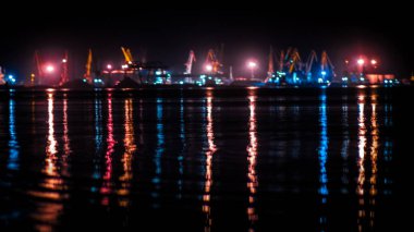 gece ışıkları suda bağlantı noktasının yansıması