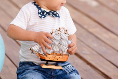 Polka dot mavi arka plan ile ahşap tekne.