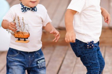 Polka dot mavi arka plan ile ahşap tekne.