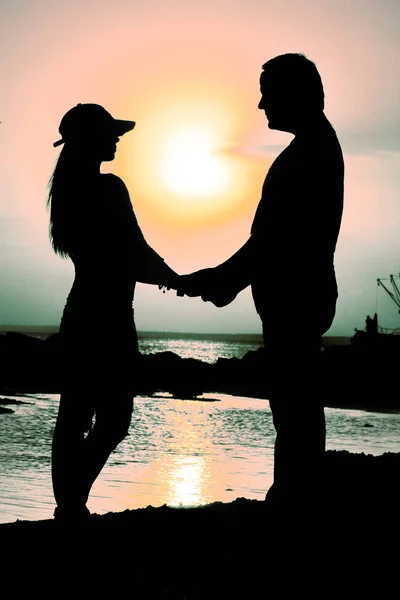 Couple amoureux silhouette pendant le coucher du soleil - nez touchant — Photo