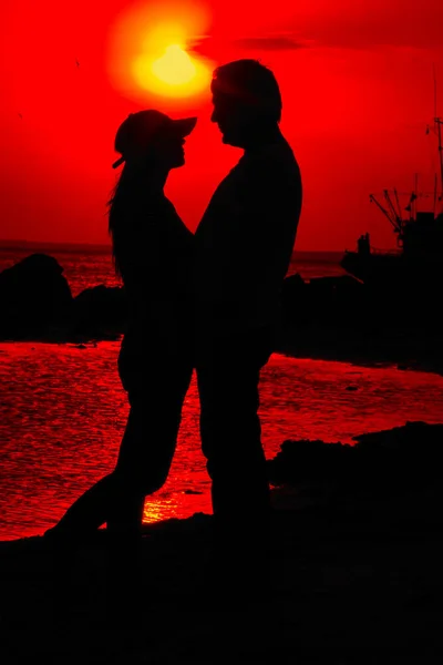 Casal na silhueta de amor durante o pôr-do-sol - nariz comovedor — Fotografia de Stock