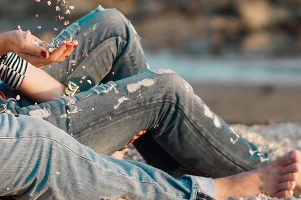 Pareja enamorada besándose en la playa — Foto de Stock