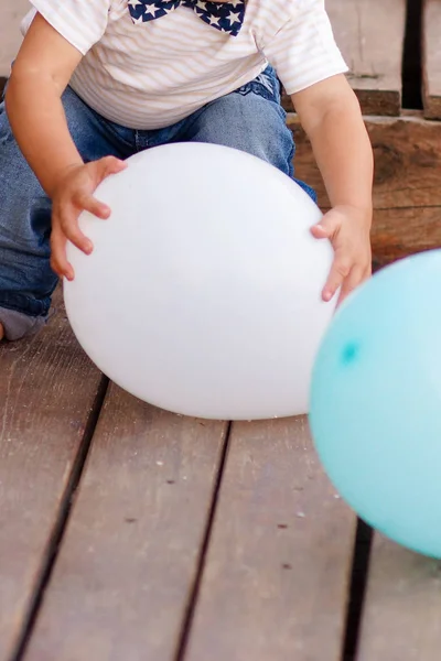 Grając w izolowanych studio biały, z kolorowych balonów na urodziny chłopca — Zdjęcie stockowe