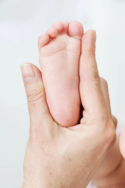 Нога новорожденного ребенка — стоковое фото
