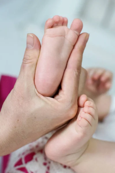 Ett ben av en nyfödd baby — Stockfoto