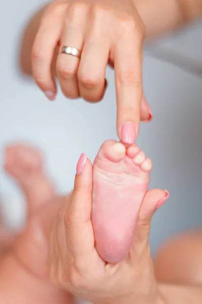 Soft newborn baby feet against a white blanket. — Stock Photo, Image