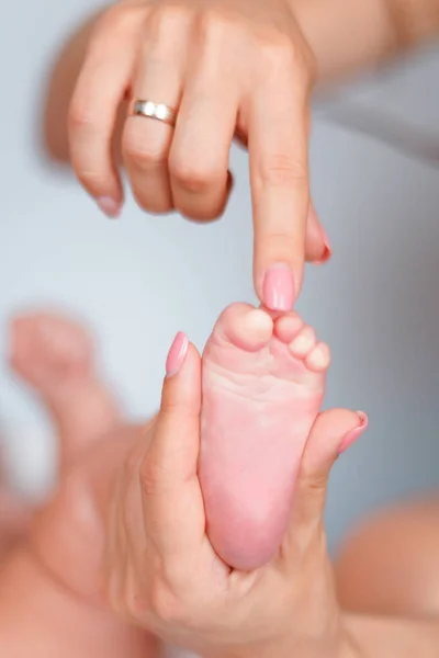 Weiche Babyfüße gegen eine weiße Decke. — Stockfoto