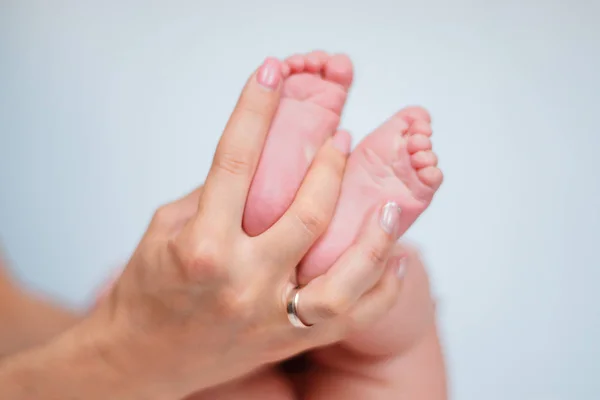 Mjuka nyfödda barn fötter mot en vit filt. — Stockfoto