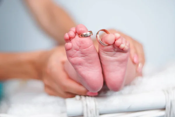Anéis de casamento nos dedos dos pés das pernas do bebê recém-nascido — Fotografia de Stock