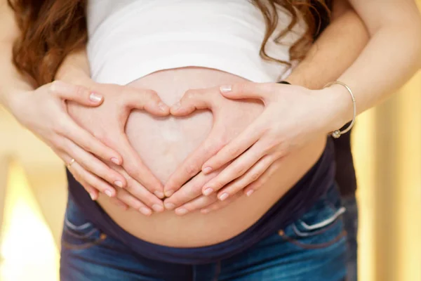 Jeunes parents sont en attente de réapprovisionnement, grossesse — Photo