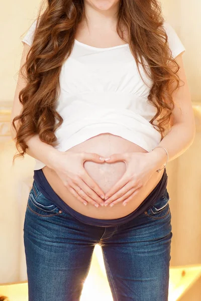 Mladí rodiče čekají na doplnění, těhotenství — Stock fotografie
