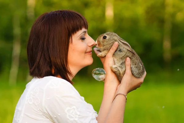 드레스에서 정원에서 토끼를 — 스톡 사진
