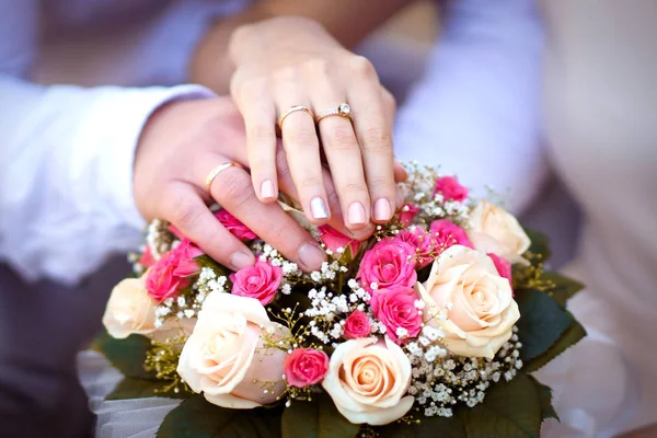 Brudgummen bär ringen på brudens finger — Stockfoto