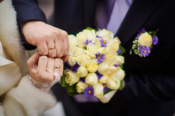 Groom wears ring on bride's finger — Stock Photo, Image