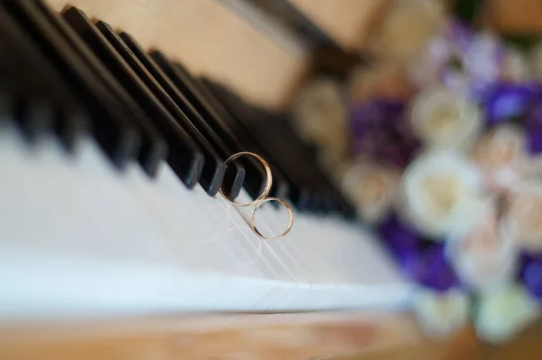 Dos anillos de boda en teclas de piano — Foto de Stock