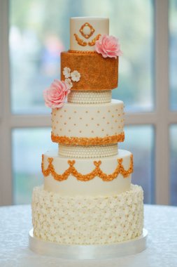 çeşitli katmanları üzerinden şenlikli düğün pastası