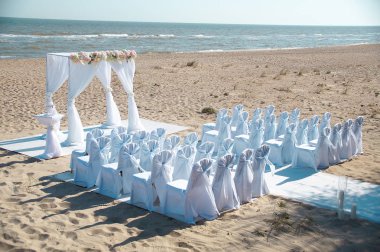 Beyaz kemer sahilde düğün.