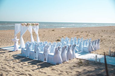 Sahilde romantik düğün ayarı.