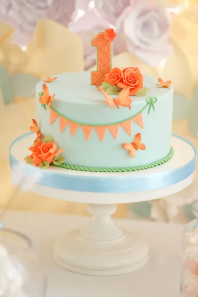 Uroczysty tort weselny z kilku warstw — Zdjęcie stockowe