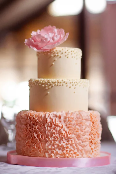 Bolo de casamento festivo de vários níveis — Fotografia de Stock