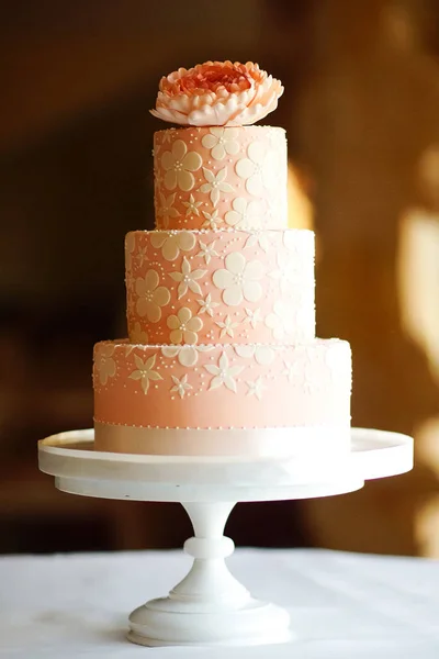 Festive wedding cake from several tiers — Stock Photo, Image