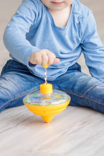 Chłopiec i spinning top na drewnianym stole — Zdjęcie stockowe