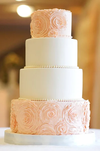 いくつかの層からのお祝いウエディング ケーキ — ストック写真