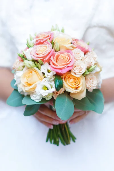 Bellissimo bouquet in mano — Foto Stock