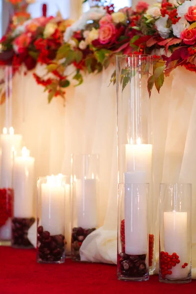 婚礼装饰眼镜和蜡烛, 室内。节日 . — 图库照片